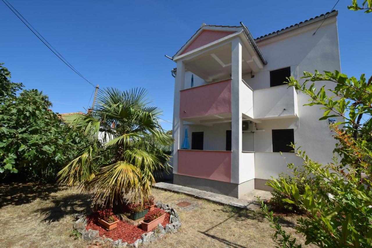 Apartments Petrovic Malinska Buitenkant foto