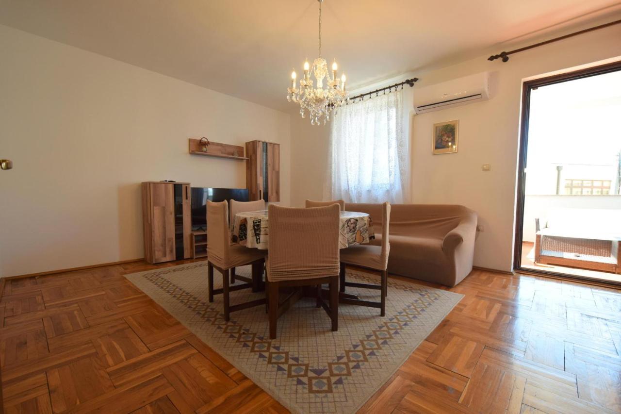 Apartments Petrovic Malinska Buitenkant foto