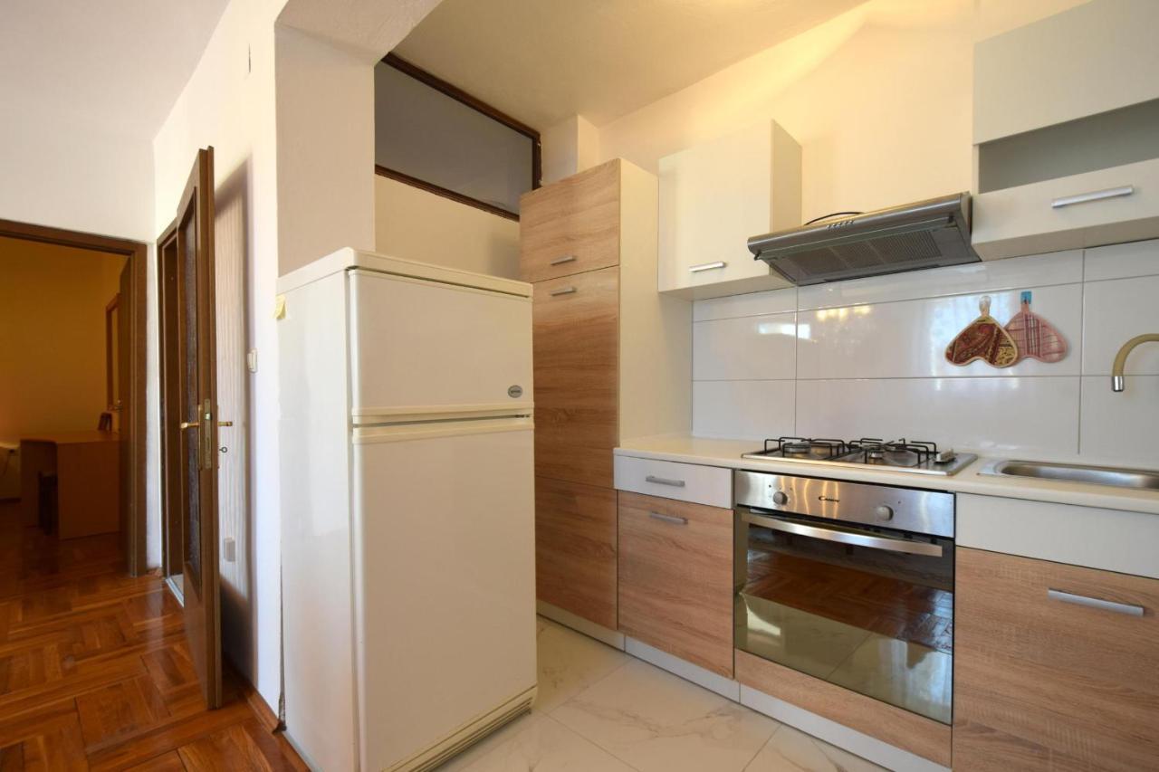 Apartments Petrovic Malinska Buitenkant foto
