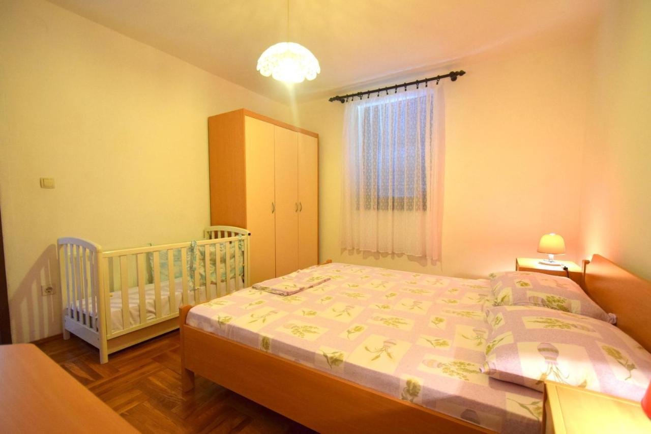 Apartments Petrovic Malinska Buitenkant foto