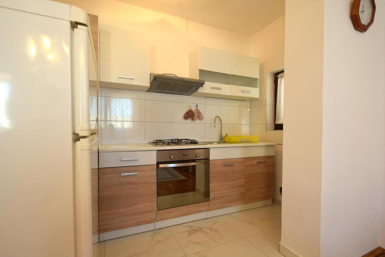 Apartments Petrovic Malinska Buitenkant foto