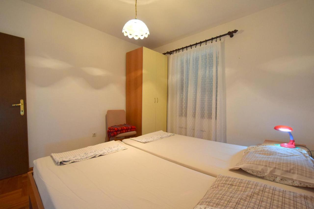 Apartments Petrovic Malinska Buitenkant foto
