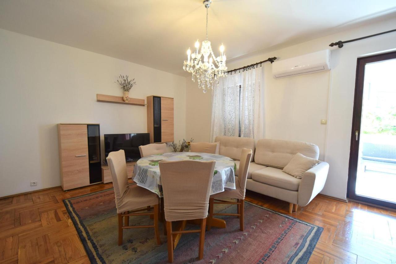 Apartments Petrovic Malinska Buitenkant foto